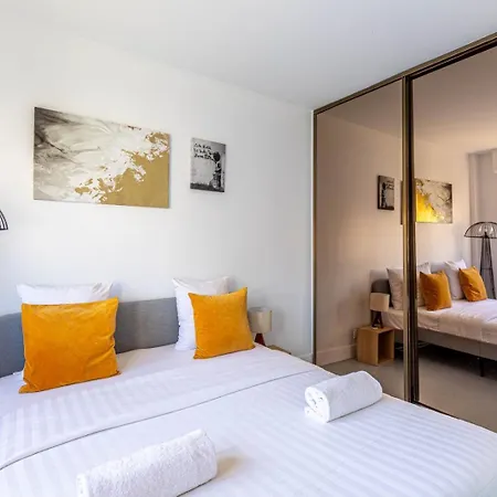 Daire Guestready - Elegant With Private Balcony
